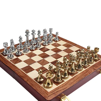 Метални фигури от лъскава златен и сребърен бронз, масивна дървена сгъваема шахматната дъска, висококачествен професионален комплект за игра на шах
